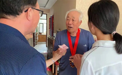 傳遞光榮與溫暖，“光榮在黨50年”紀(jì)念章送上門(mén)